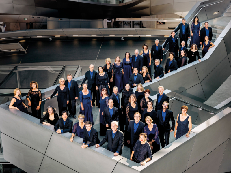 Der Chor des Bayerischen Rundsfunks auf einer Treppe stehend | © Astrid Ackermann