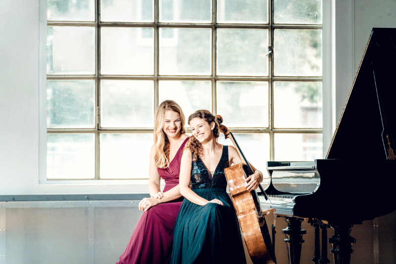 Portraifoto von Julia Rinderle und Marlies Guschlbauer mit Flügel und Cello | © Andrej Grilc