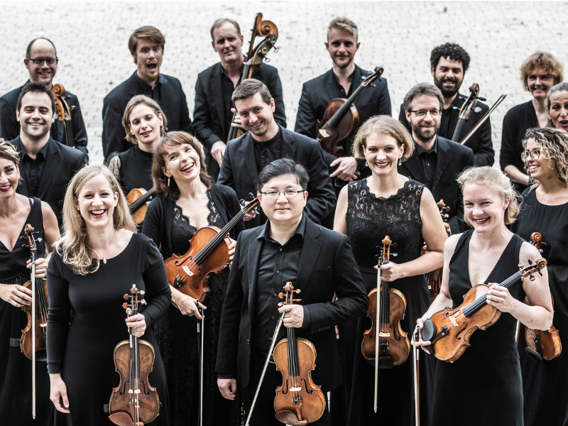 Ein fröhliches Gruppenbild des Stuttgarter Kammerorchester mit Instrumenten | © SKO-1902_©_Wolfgang-Schmidt
